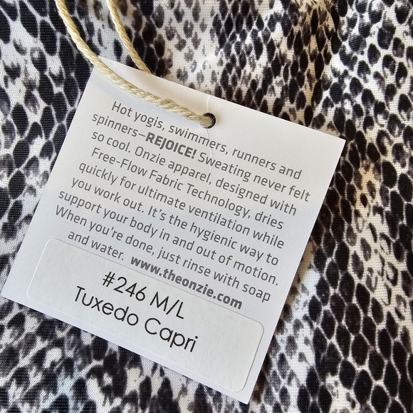 Onzie Hot Yoga Capri Size M/L Black White Snakeskin Magic Sweat Proof Activewear - Picture 2 of 7